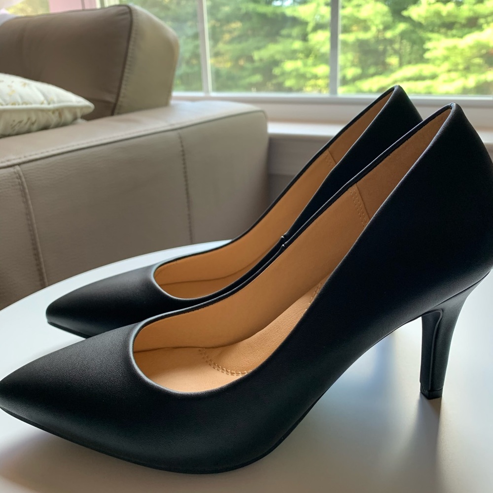 Black pumps